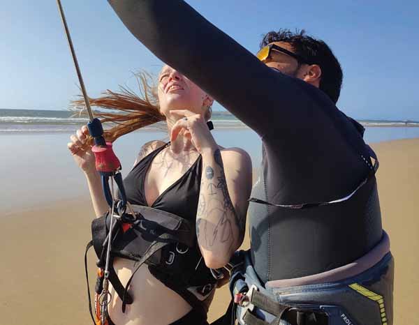 Cours de kitesurf débutant donné par un instructeur qualifié sur la plage d'Essaouira.